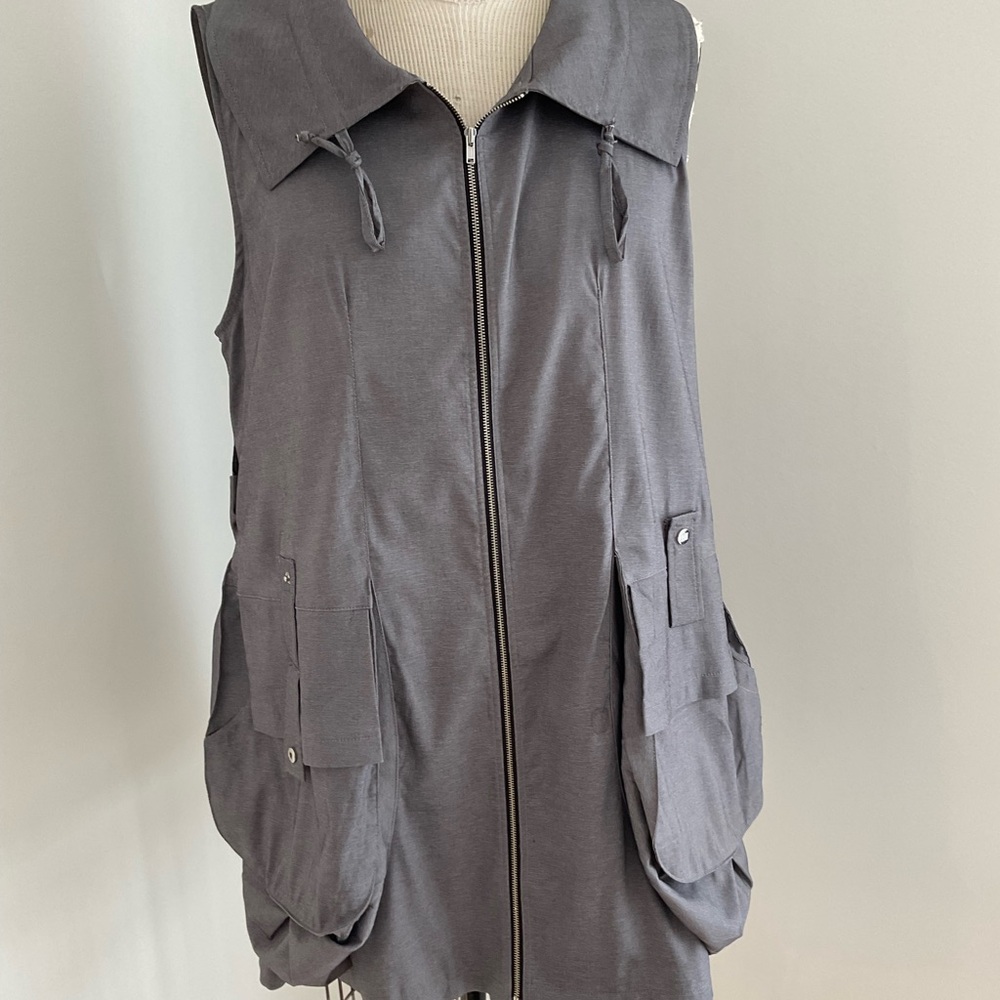 Elegant Gray Sleeveless Tunic with Pockets